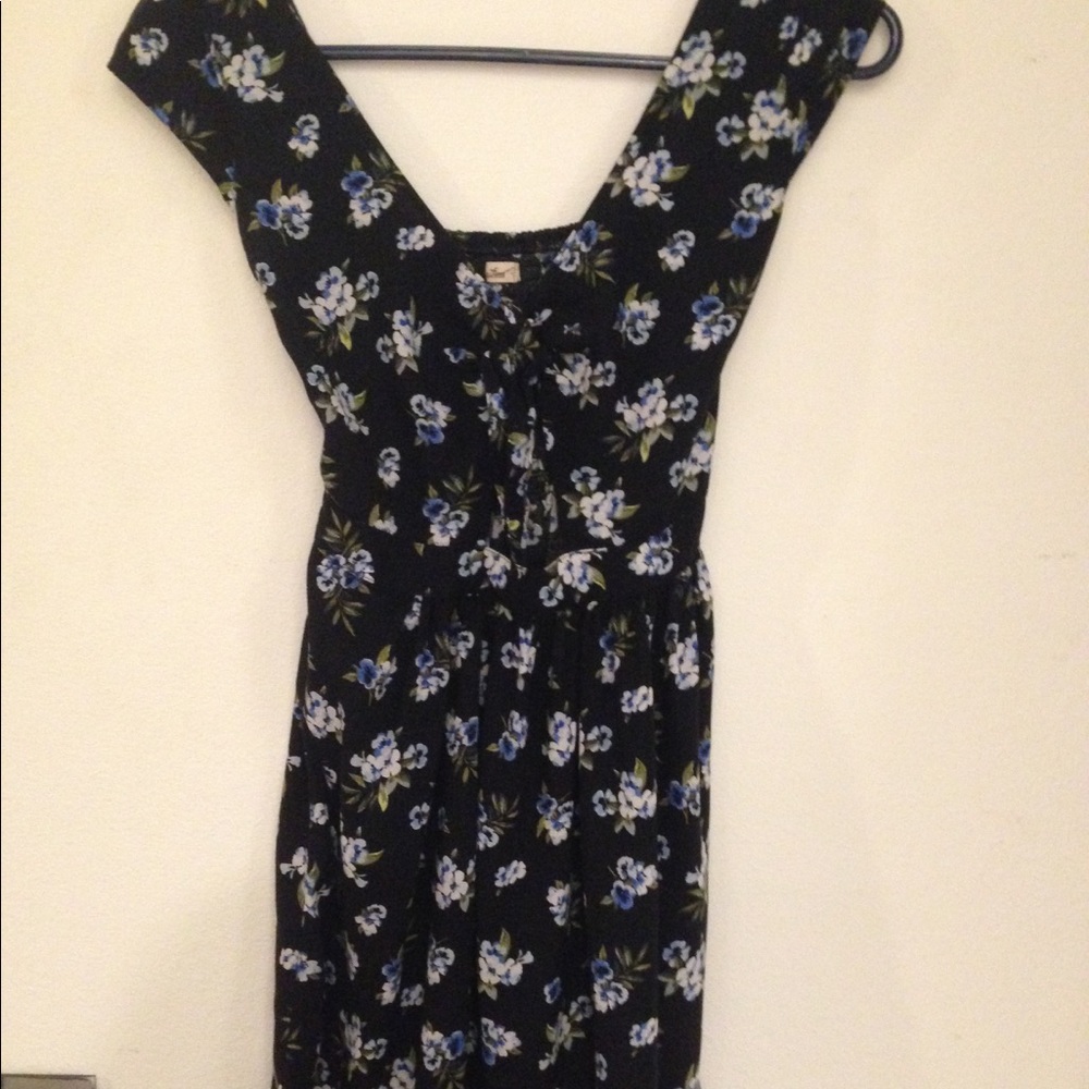 Hollister blue floral dress with keyhole front XS